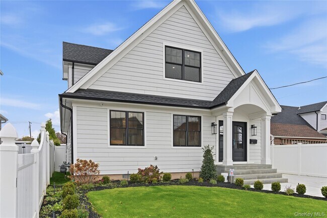 42 Alice Ct in East Rockaway, NY - Foto de edificio - Building Photo