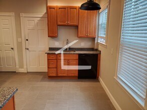 24 Adamson St, Unit 2 in Boston, MA - Foto de edificio - Building Photo