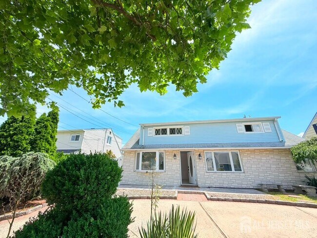68 Daniel St