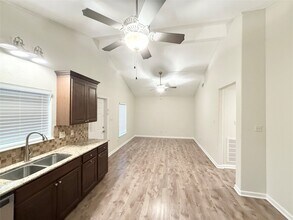 140 Huisache St in Lake Jackson, TX - Building Photo - Building Photo