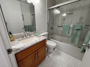 2121 Ala Wai Blvd in Honolulu, HI - Building Photo - Building Photo