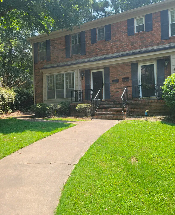 2134 Montreat Pky in Vestavia Hills, AL - Foto de edificio