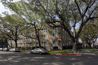 D69--2611 S. Portland Street in Los Angeles, CA - Foto de edificio - Building Photo