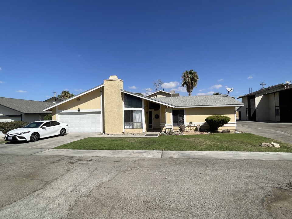 2424 Eric Way in Bakersfield, CA - Building Photo