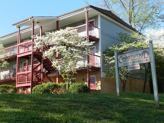 Cedarwood Apartments in Roanoke, VA - Foto de edificio - Building Photo