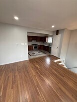 28 Weir St in Hempstead, NY - Building Photo