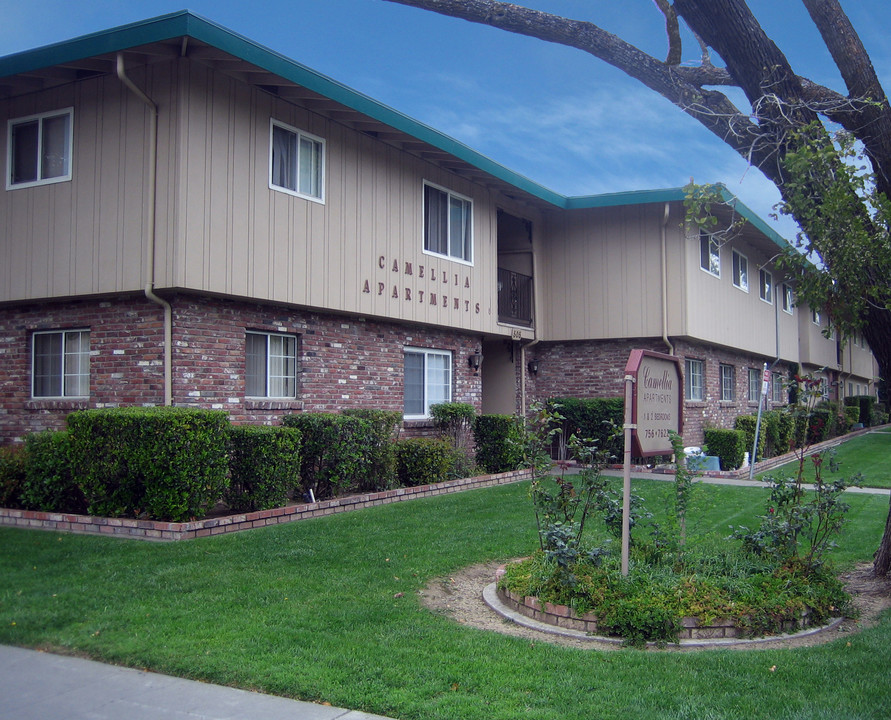 Camellia Apartments in Davis, CA - Foto de edificio