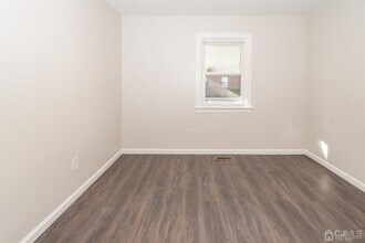 209 Runyon Ave in Middlesex, NJ - Foto de edificio - Building Photo