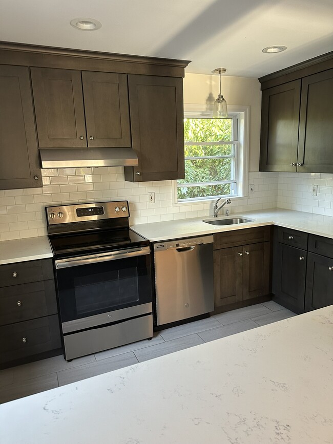 30 Summit Rd, Unit 2nd Floor in Katonah, NY - Building Photo - Building Photo