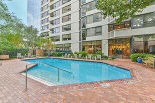 15 Greenway Plz, Unit 5C in Houston, TX - Building Photo
