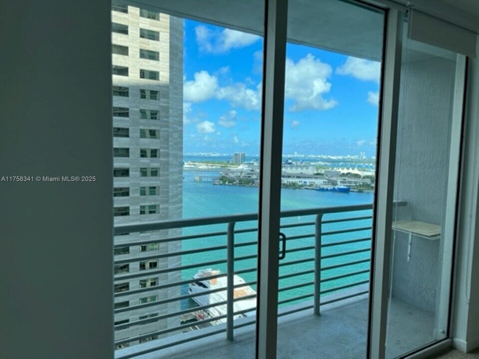 335 S Biscayne Blvd, Unit 2406 in Miami, FL - Building Photo