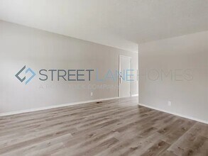 8019 Roy Rd in Indianapolis, IN - Foto de edificio - Building Photo