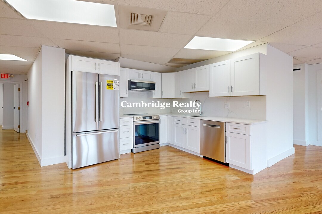 1034 Cambridge St, Unit A in Cambridge, MA - Building Photo