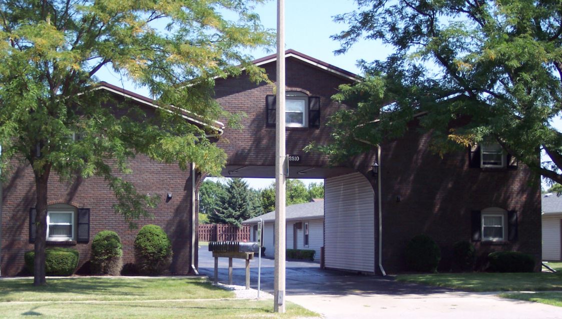 Cortez Apartments in Bloomington, IL - Building Photo