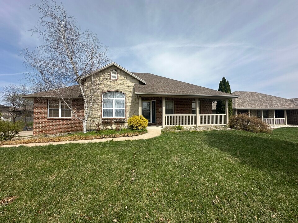 340 Crest Ave in Holts Summit, MO - Building Photo