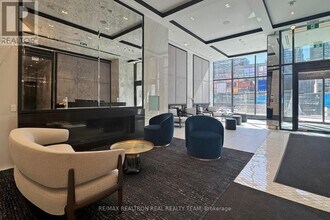 8 Wellesley St W in Toronto, ON - Building Photo - Building Photo