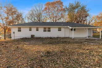 2709 S Cedar Crest Dr in Independence, MO - Building Photo - Building Photo