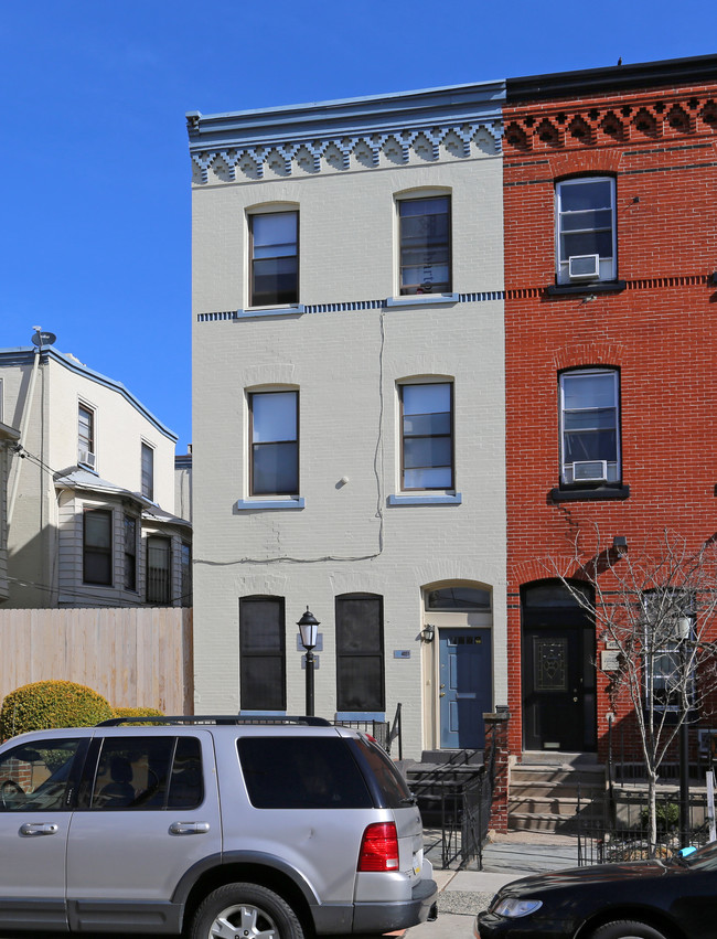4051 Locust St in Philadelphia, PA - Foto de edificio - Building Photo