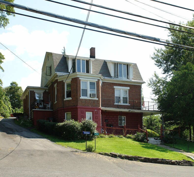 652 Main St in Catskill, NY - Building Photo