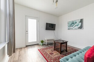 8 Manning Ave, Unit SI ID1541013P in Toronto, ON - Building Photo