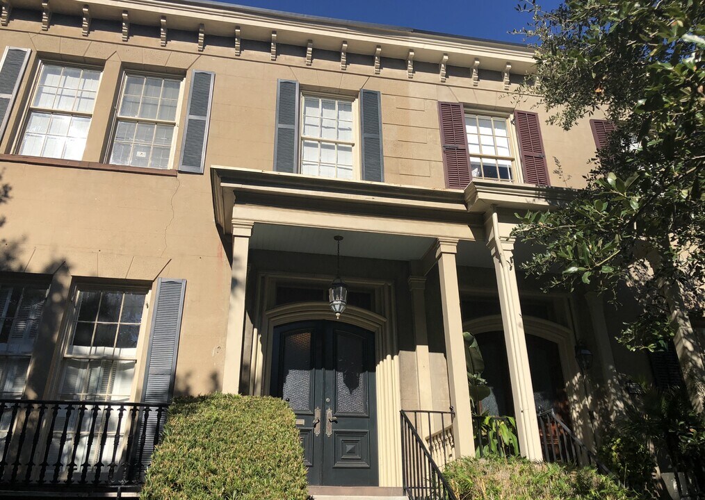 212 E Gaston St in Savannah, GA - Building Photo