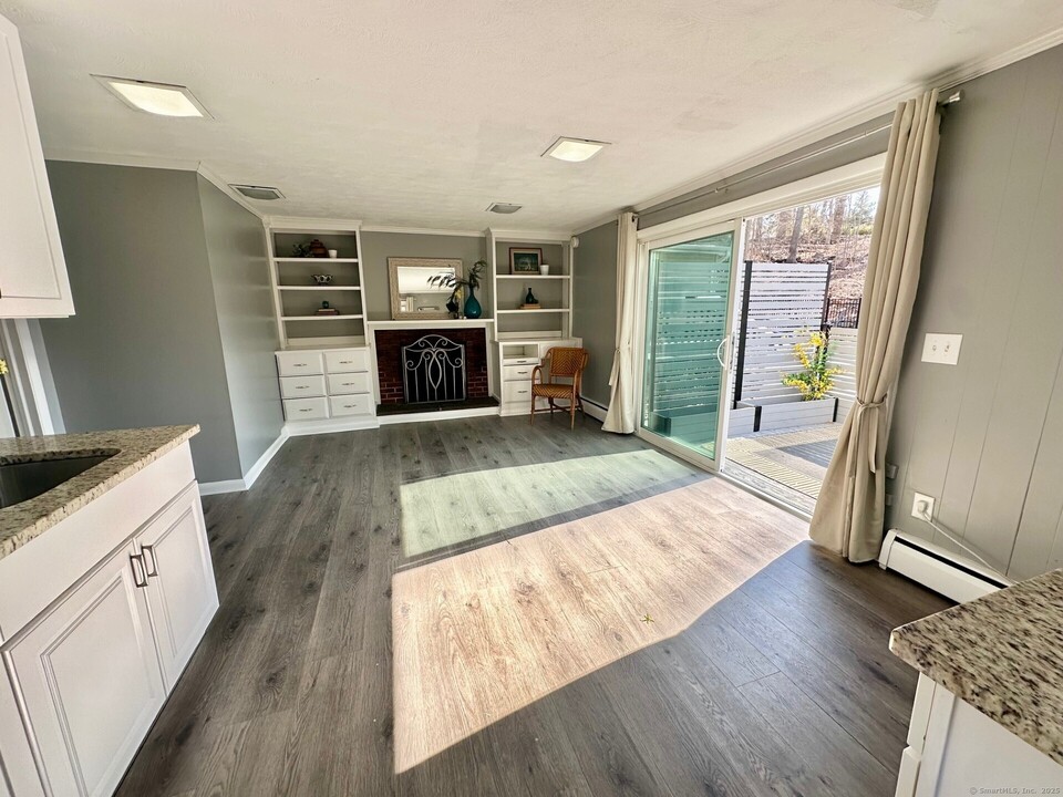 22 Lancaster Dr in Norwalk, CT - Building Photo
