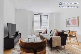 160 E 48th St in New York, NY - Building Photo