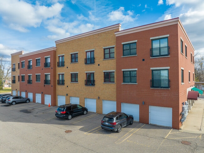 561 N Pontiac in Walled Lake, MI - Foto de edificio - Building Photo