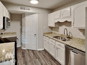 325 Hemlock Dr in Grand Prairie, TX - Foto de edificio - Building Photo