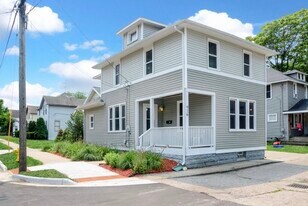 916 Zeeland Ct NE in Grand Rapids, MI - Building Photo