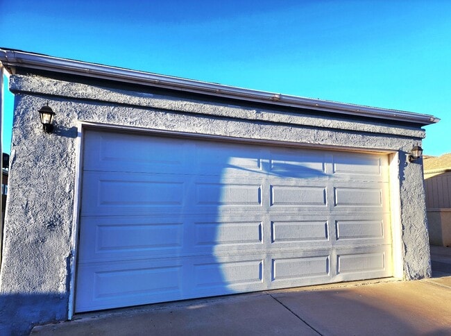 1976 Strawberry Dr NE in Rio Rancho, NM - Building Photo - Building Photo