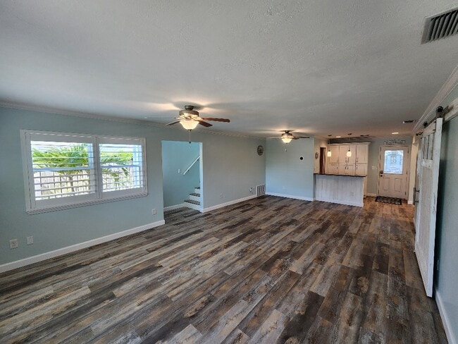 110 Surf St in New Smyrna Beach, FL - Foto de edificio - Building Photo