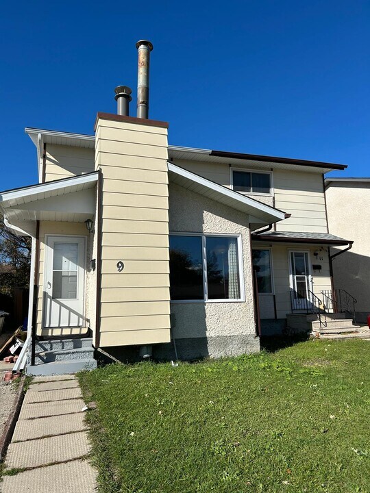 9 Richfield Ave in Winnipeg, MB - Building Photo