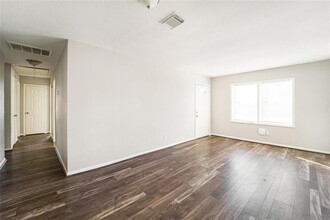 7925 Crestview Dr in Houston, TX - Foto de edificio - Building Photo