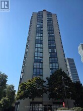 350 Webb Dr in Mississauga, ON - Building Photo - Building Photo