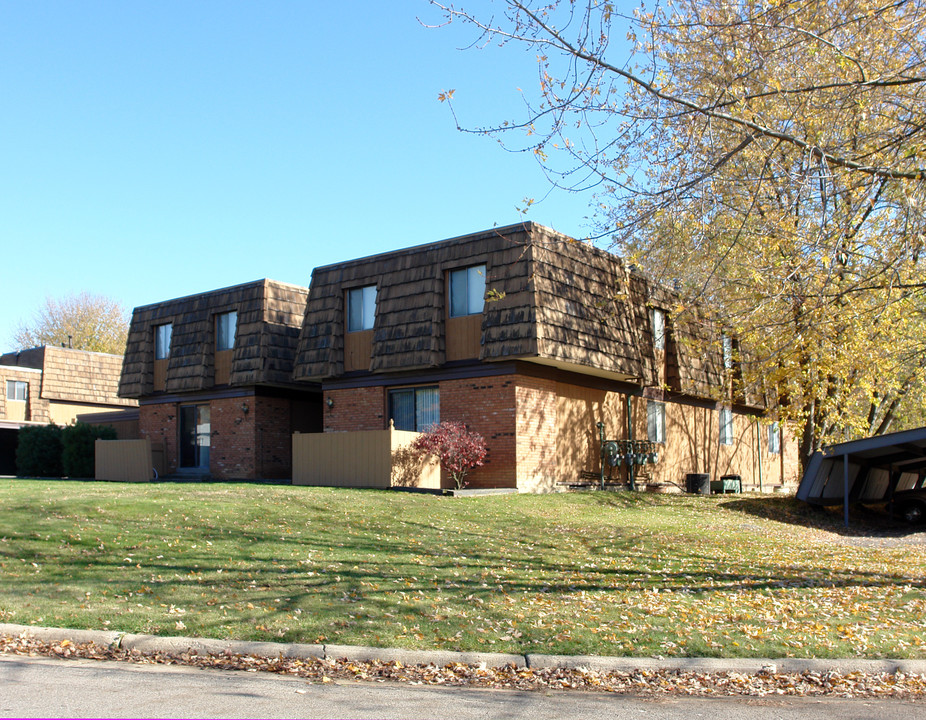 111 Lemans Dr in Youngstown, OH - Foto de edificio