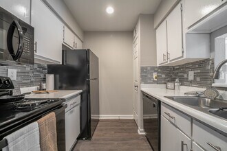 Los Prados Apartment Homes in Houston, TX - Building Photo - Interior Photo