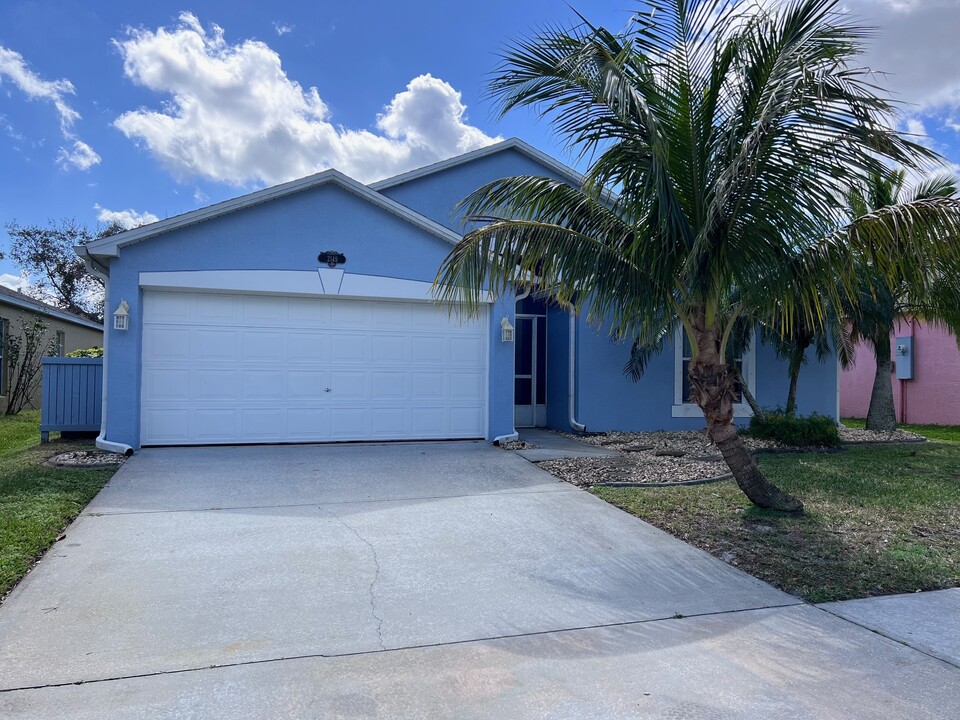 2149 Caledonia Pl in Melbourne, FL - Building Photo