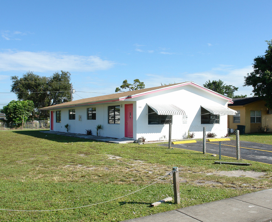 5649-5701 SW 27th St in Hollywood, FL - Building Photo