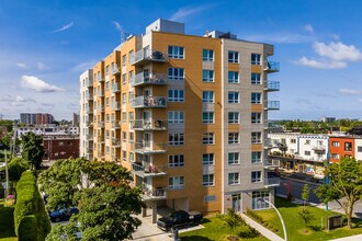 5200 Jean-Talon Rue E in Montréal, QC - Building Photo - Building Photo