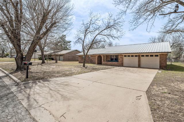 1010 N Meadowlark Ln in Stephenville, TX - Building Photo - Building Photo