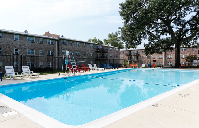 Stage Coach / Olde Stage / Severn Square