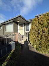 8126 NE Beech St in Portland, OR - Building Photo - Building Photo