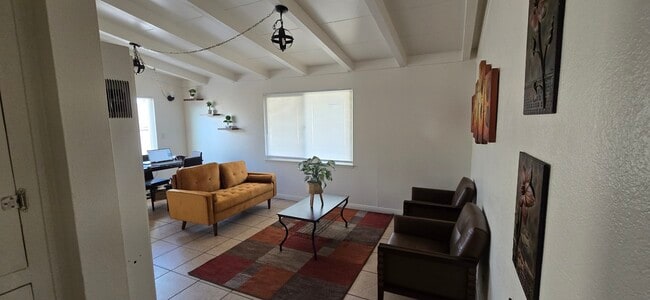 44034 Carolside Ave in Lancaster, CA - Foto de edificio - Building Photo