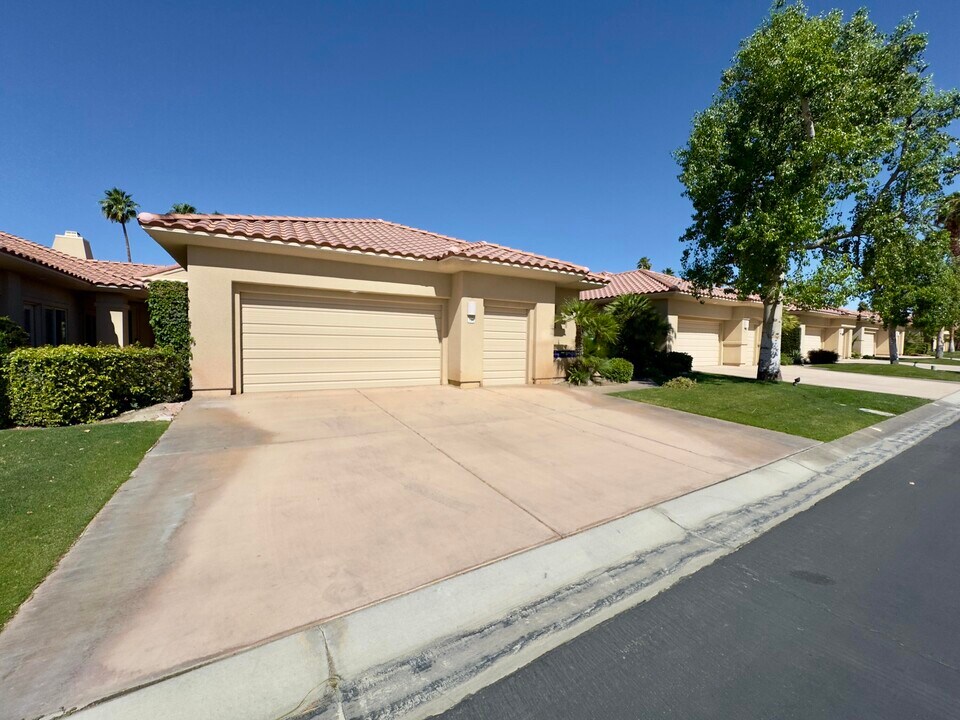 128 Kavenish Dr in Rancho Mirage, CA - Building Photo
