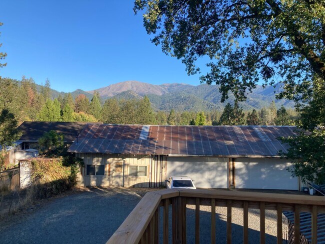 52 Odd Fellows Ave in Weaverville, CA - Building Photo - Building Photo