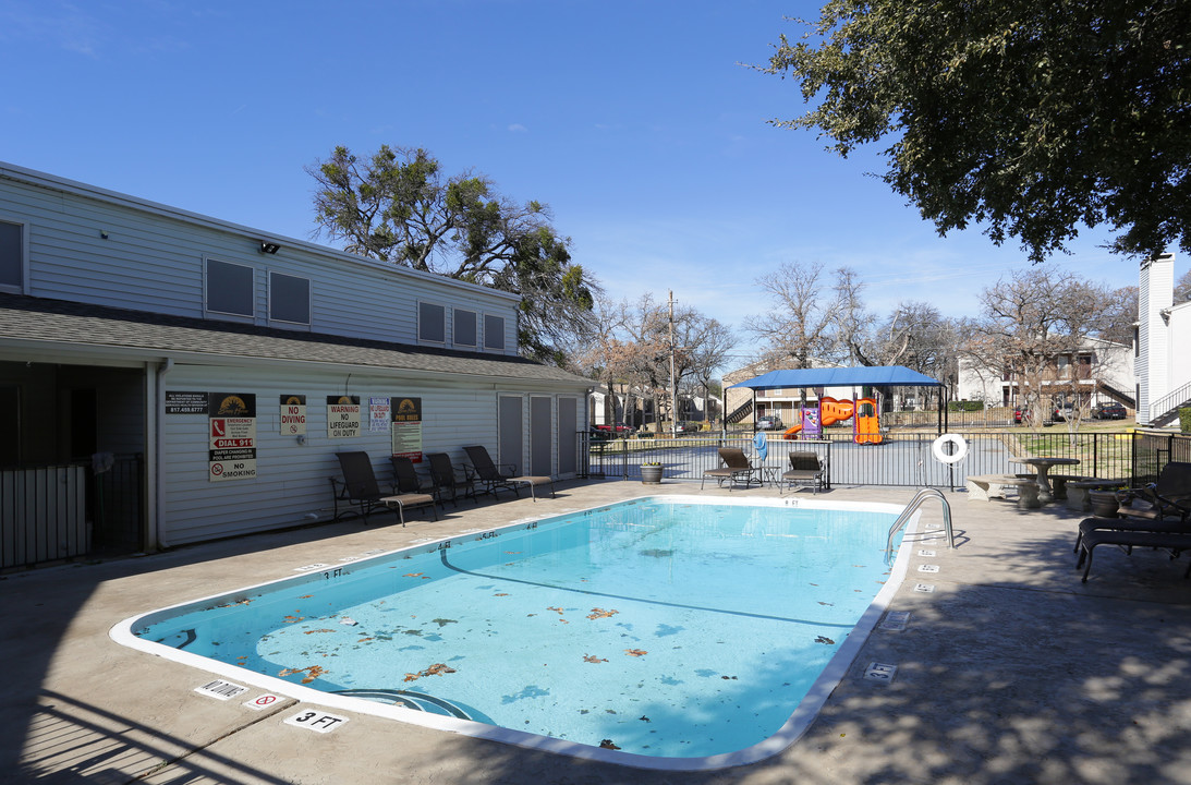 Sleepy Hollow in Arlington, TX - Building Photo