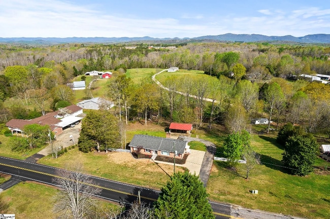 2442 Fews Bridge Rd in Greer, SC - Foto de edificio - Building Photo