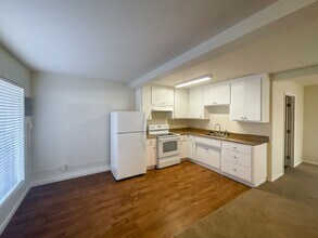Lincoln Courtyards at 531 Glendora Avenue in Stockton, CA - Building Photo - Interior Photo
