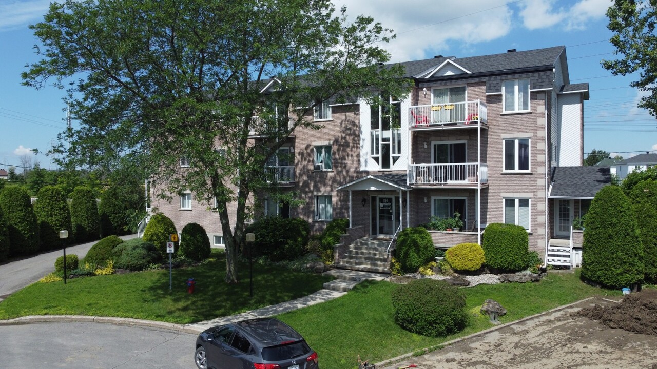 151 Monchamp in St-Constant, QC - Building Photo